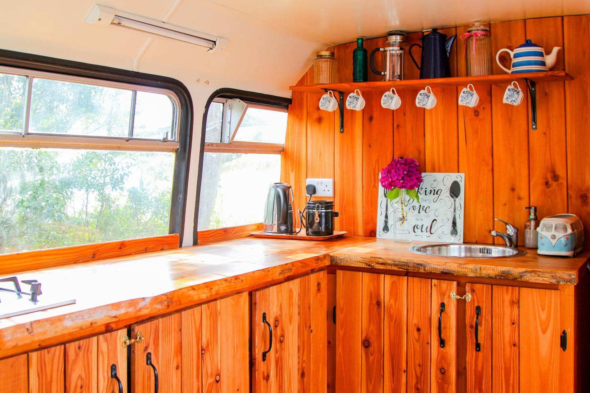 Double Decker Bus At Valentia Island Escape Hotel Chapeltown Eksteriør billede