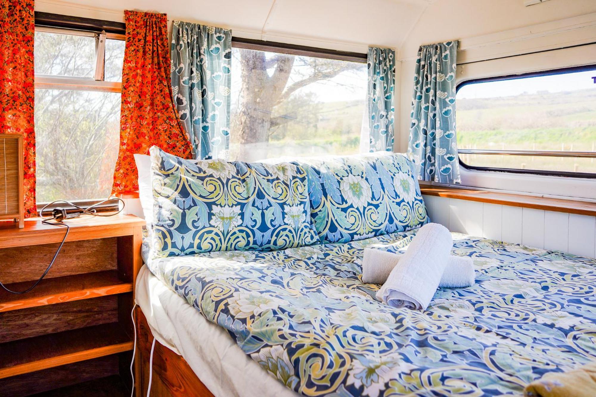 Double Decker Bus At Valentia Island Escape Hotel Chapeltown Eksteriør billede