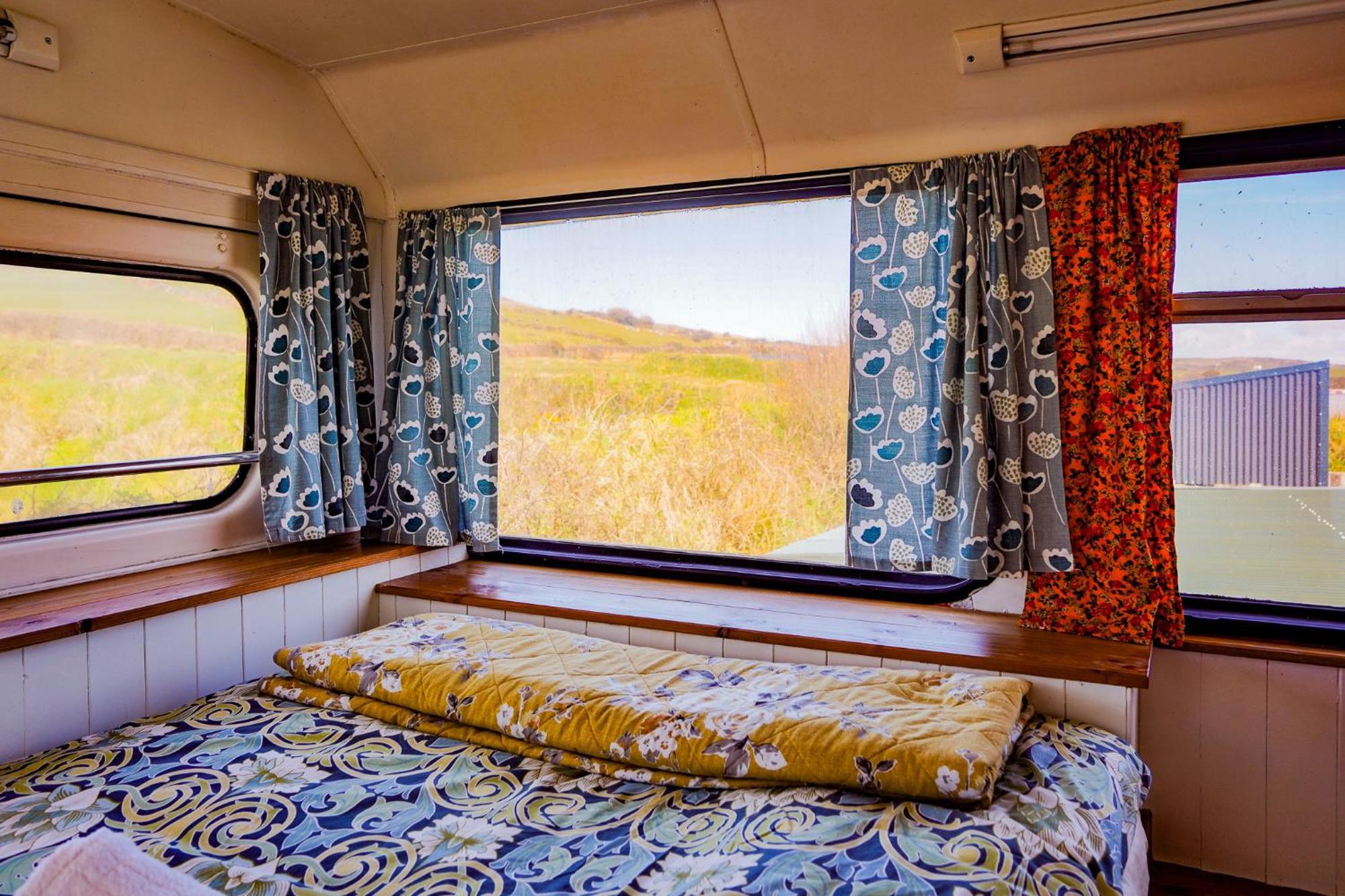 Double Decker Bus At Valentia Island Escape Hotel Chapeltown Eksteriør billede