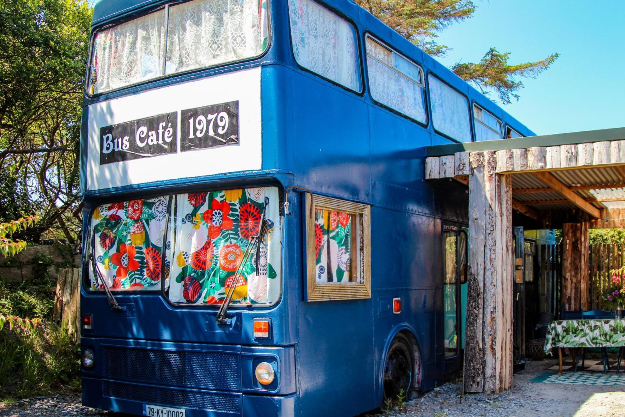 Double Decker Bus At Valentia Island Escape Hotel Chapeltown Eksteriør billede